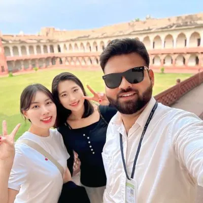 Happy traveller couple